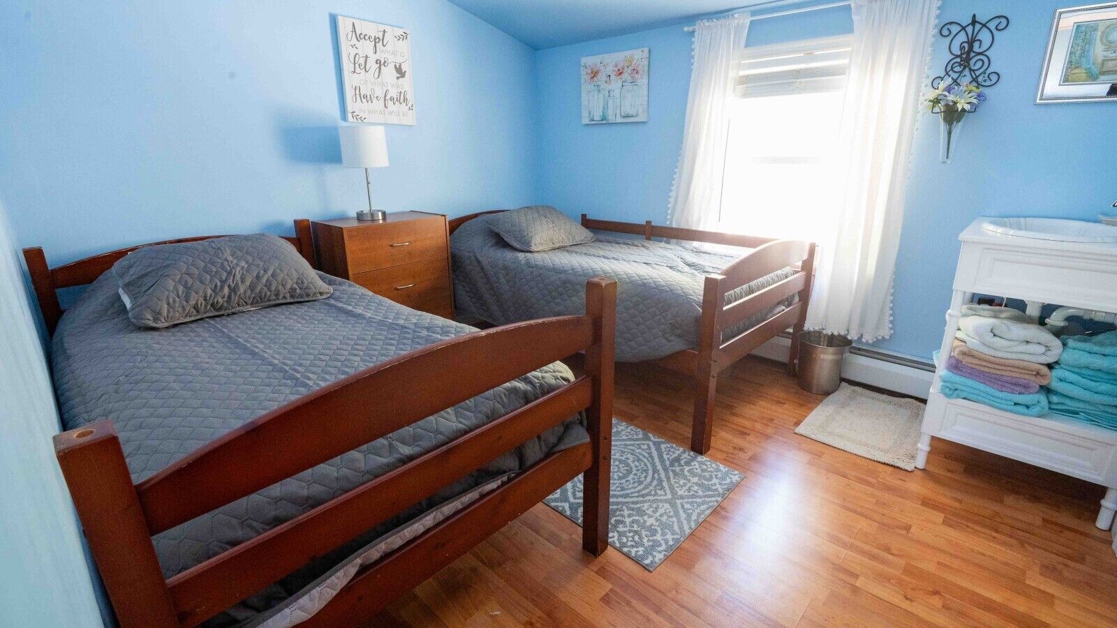 4 bedrooms, desk, iron/ironing board, travel crib