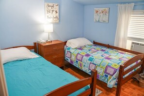 4 Schlafzimmer, Schreibtisch, Bügeleisen/Bügelbrett, Reisekinderbett