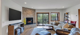 Riverfront Luxury- Minutes to Skiing+Garage+Walk to shops & restaurants!