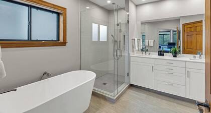 Riverfront Luxury- Minutes to Skiing+Garage+Walk to shops & restaurants!