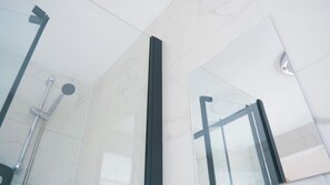 Douche, sĂšche-cheveux, serviettes fournies, papier toilette