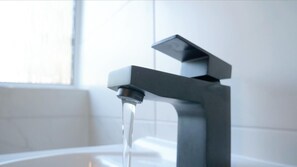 Douche, sèche-cheveux, serviettes fournies, papier toilette