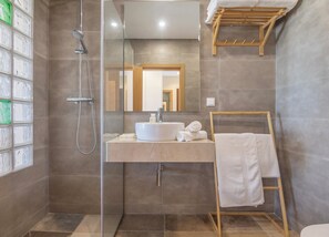Ducha, artículos de tocador gratuitos, secador de pelo, toallas