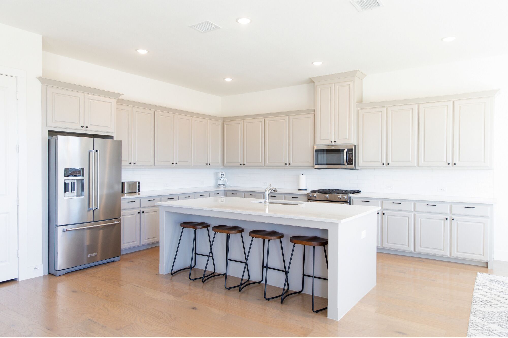 Jääkaappi, liesi, astianpesukone, syöttötuoli