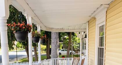 Solomon Ely Homestead - Charming Pittsfield Stay