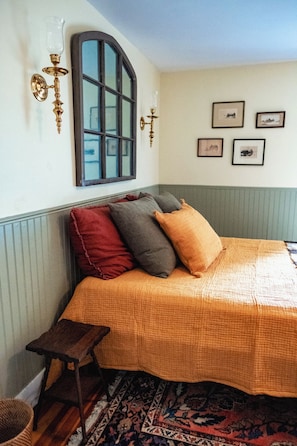 4 bedrooms, desk, iron/ironing board, free WiFi - Solomon Ely Homestead - Charming Pittsfield Stay (Pittsfield)
