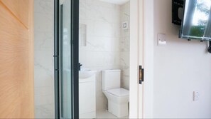 Regadera, toallas, papel de baño 