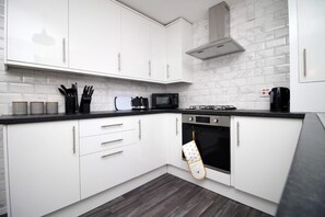 Køleskab, mikrobølgeovn, brødrister