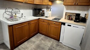 Private kitchen - Cosy new apartment  (Vic-sur-Cère)