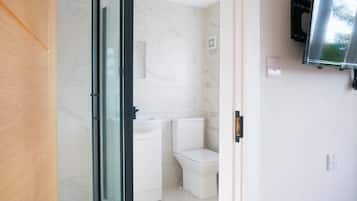 Doccia, asciugamani, carta igienica