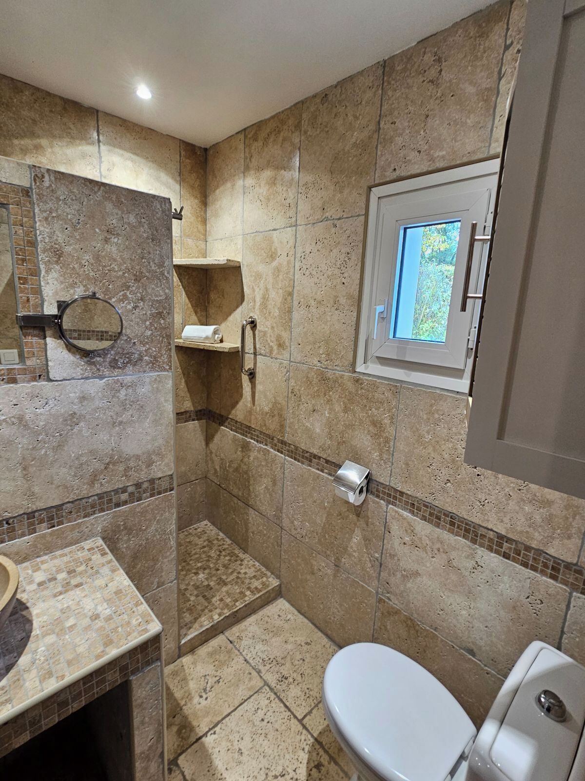 Un baño con ducha, inodoro y lavabo.