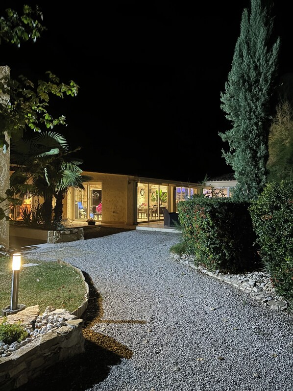 Exterior - La Madone  (La Tour-d'Aigues)