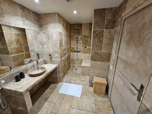 Shower, rainfall showerhead, hair dryer, towels - La Madone (La Tour-d'Aigues)