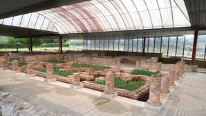 An ancient archaeological site with brick structures and patterned flooring, enclosed by a metal roof. - Bed and Breakfast Equitare Rural  (Miranda do Corvo)