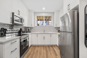 Réfrigérateur, four à micro-ondes, un four, surface de cuisson