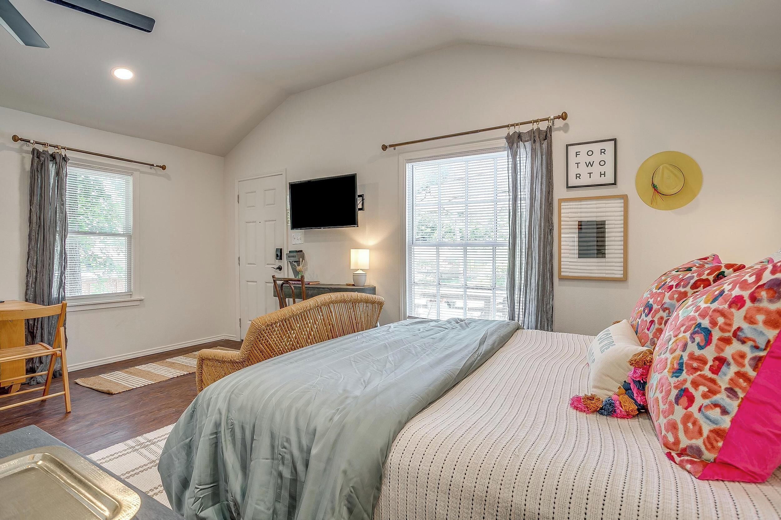 Skrivbord och sängkläder