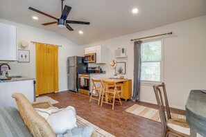 Interior - Charming Studio in Historic Fort Worth (Fort Worth)