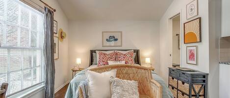 Escritorio y ropa de cama