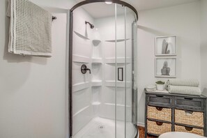 Shower, hair dryer, towels - Charming Studio in Historic Fort Worth (Fort Worth)