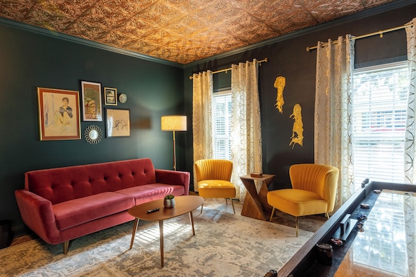 Chic Lounge: Vibrant colors and retro decor create the perfect backdrop for relaxation and fun!