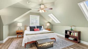 4 dormitorios, escritorio, tabla de planchar con plancha y cuna de viaje