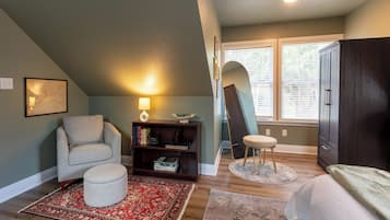 4 bedrooms, desk, iron/ironing board, travel crib