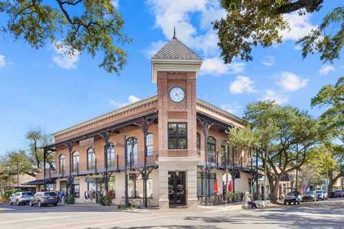 Artistic Downtown Ocean Springs Retreat. Hot Tub, Speakeasy Game Room, Fire Pit, Golf Cart Rental, Walk to Beach