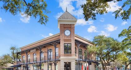Artistic Downtown Ocean Springs Retreat. Hot Tub, Speakeasy Game Room, Fire Pit, Golf Cart Rental, Walk to Beach