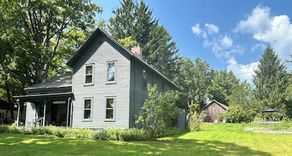 Charming 3-bedroom farmhouse in welcoming Skaneateles, short walk to village.