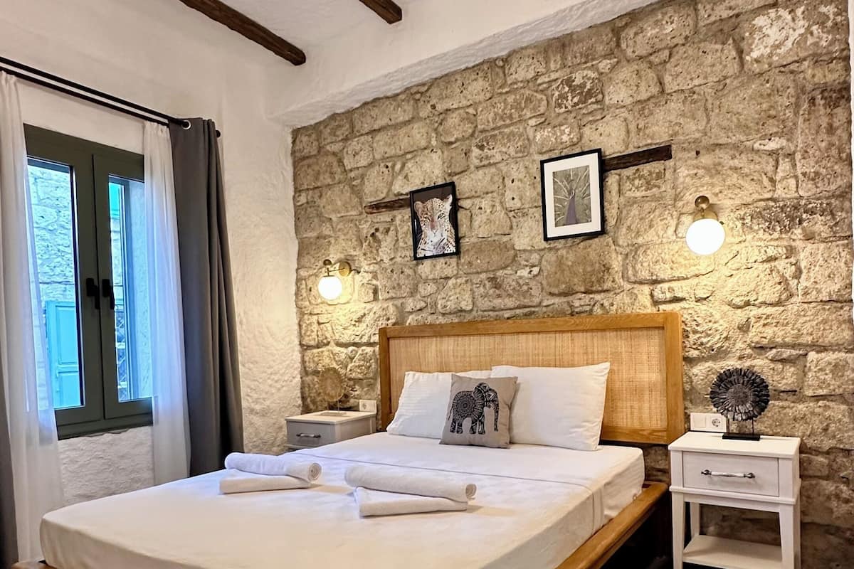 Standard Studio Suite, 1 King Bed, Garden View