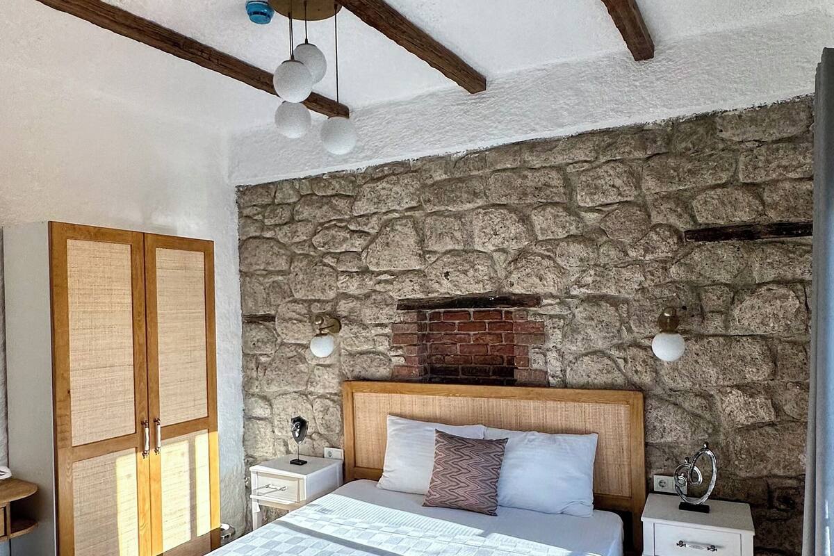 Classic Suite, 1 King Bed, Garden View | 7 bedrooms, soundproofing, free WiFi