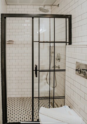 Comfort Quadruple Room | Bathroom | Shower, free toiletries, hair dryer, towels