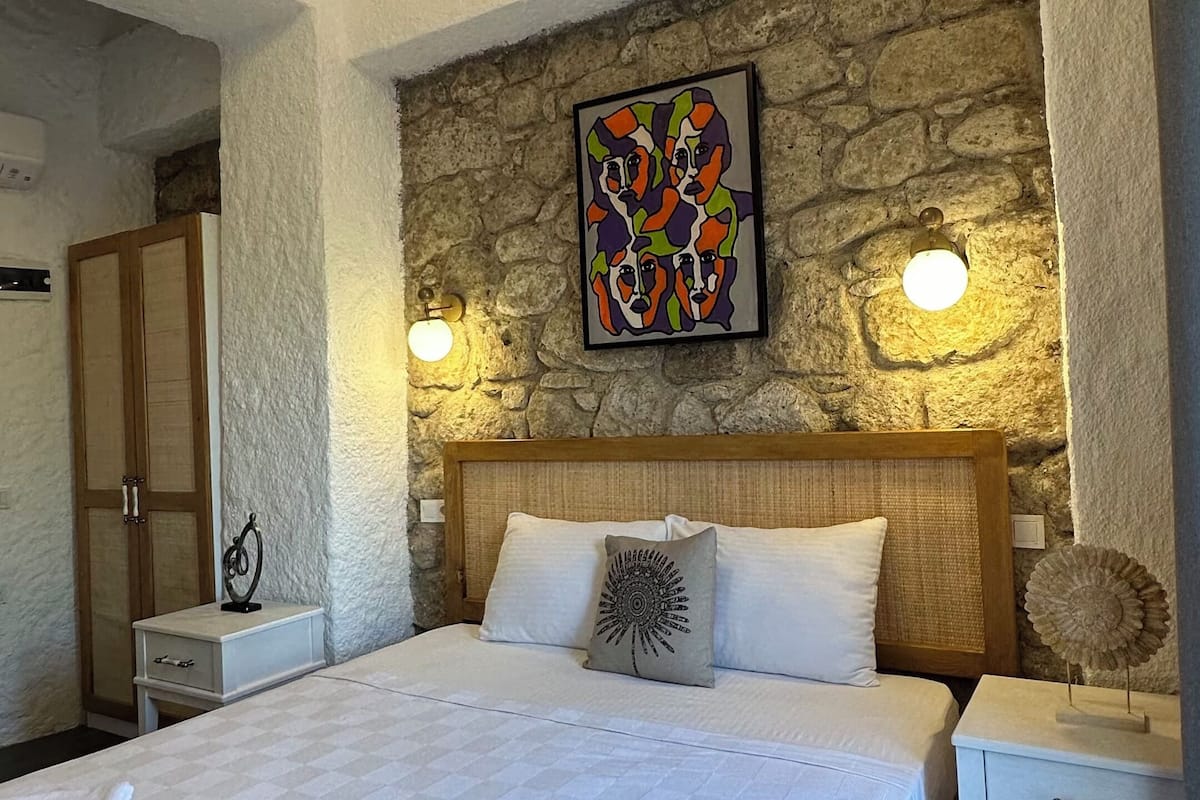 Classic Suite, 1 King Bed, Garden View | 7 bedrooms, soundproofing, free WiFi