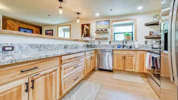 Fridge, microwave, stovetop, dishwasher