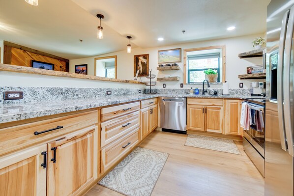 Geladeira, micro-ondas, cooktop, lava-louças