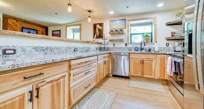 Steps to C Street & Saloons! Virginia City Getaway