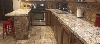 2 BR Cozy Retreat. Close to freeway and mountains.