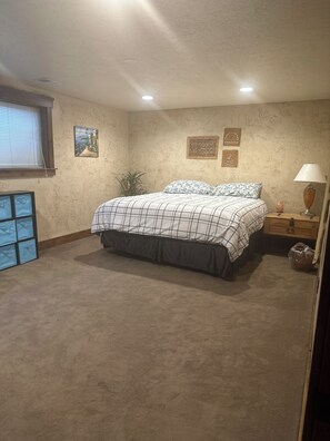 2 bedrooms, desk, iron/ironing board, free WiFi - 2 BR Cozy Retreat. Close to freeway and mountains. (Cottonwood Heights)