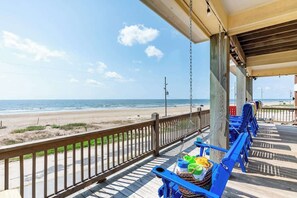 Property grounds - Escape to The Beach! Hot Tub, Tiki Bar, Games! (Crystal Beach)