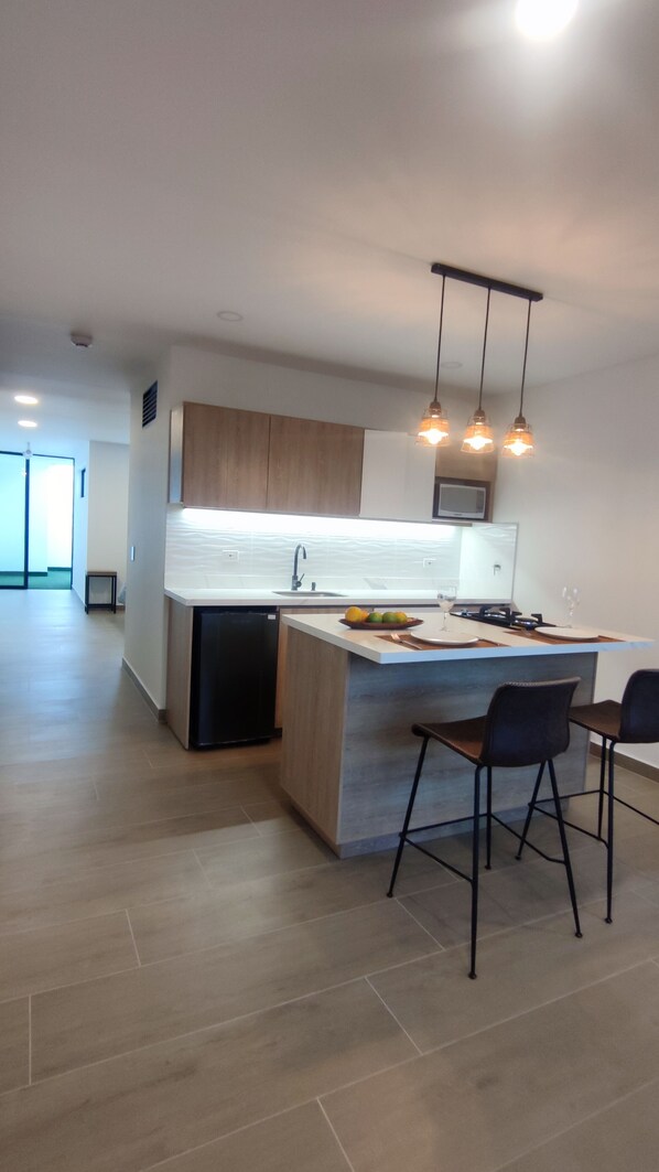 Réfrigérateur, micro-ondes, cafetière/bouilloire