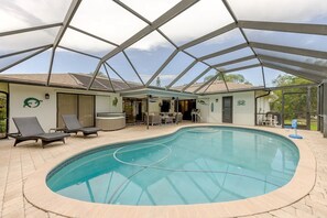 Utendørsbasseng og et oppvarmet basseng