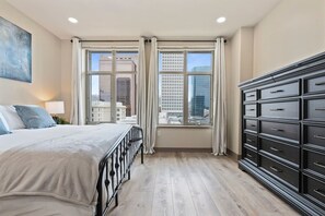 1 Schlafzimmer, Schreibtisch, Bügeleisen/Bügelbrett, Reisekinderbett