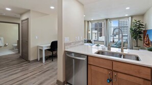 Cuina moderna amb rentaplats, un lavabo i una finestra amb vista a la ciutat.