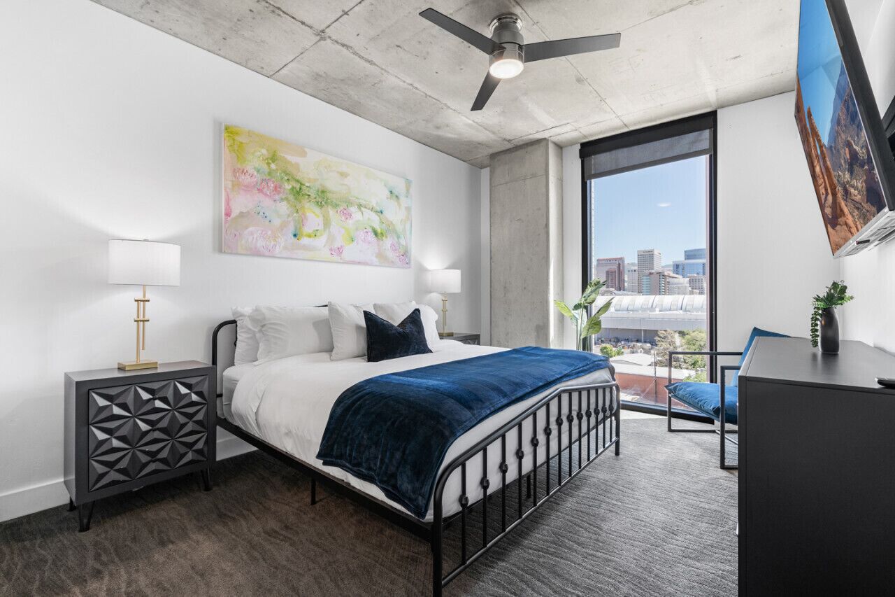 2 soverom, skrivebord, strykejern/-brett og reiseseng for barn