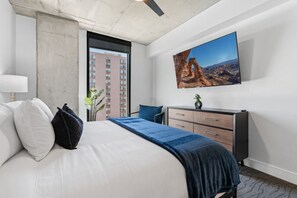 2 soverom, skrivebord, strykejern/-brett og reiseseng for barn