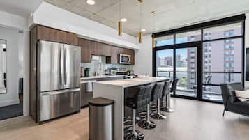 Køleskab, mikrobølgeovn, ovn, kogeplade