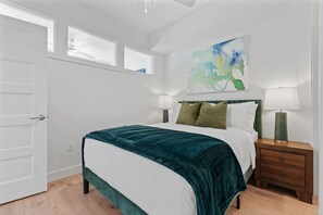 1 habitación, escritorio, tabla de planchar con plancha y cuna de viaje 