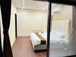 4 slaapkamers, een strijkplank/strijkijzer, beddengoed