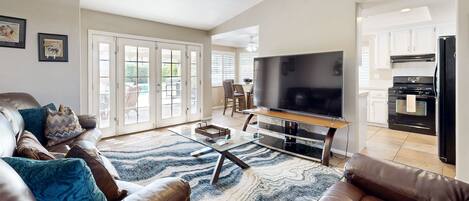 Téléviseur, lecteur de DVD, table de baby-foot