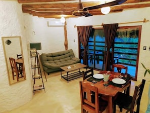 Suite Supérieure, vue jardin | Coffres-forts dans les chambres, rideaux occultants